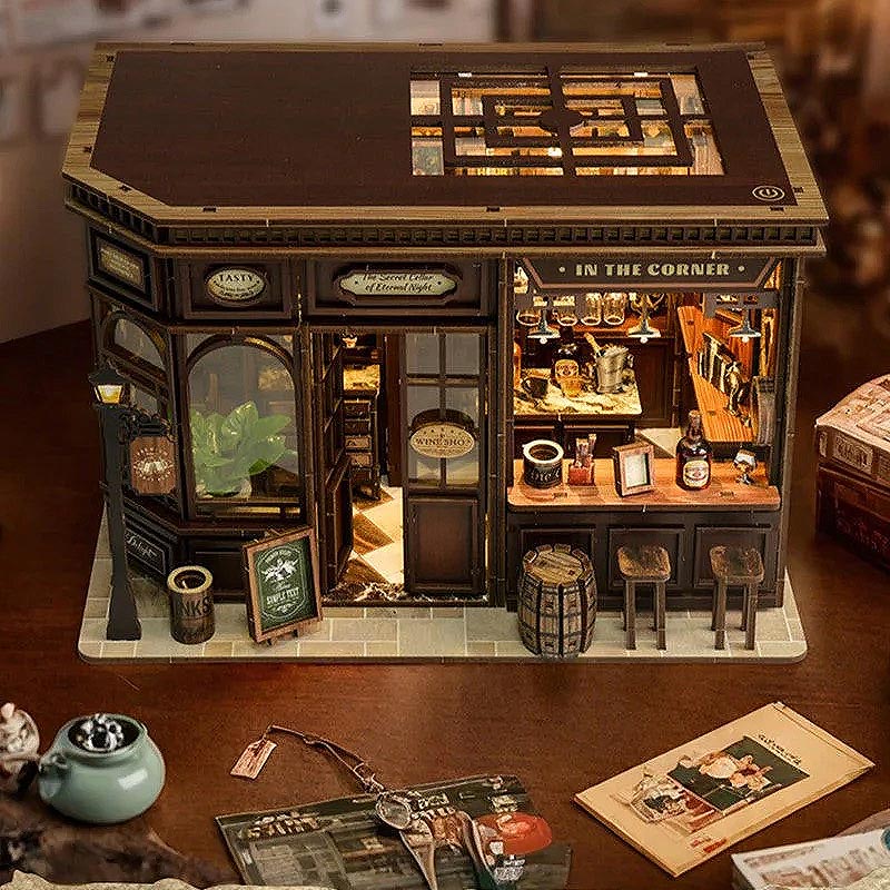 Plymagic DIY Mini House - Crimson Oak Tavern